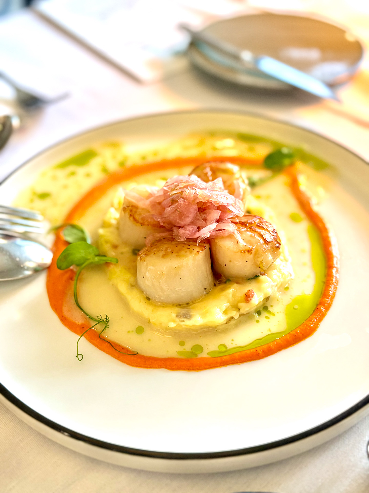 レモンバターソースと抜群の相性のパンシアード スキャロップ（29ドル）