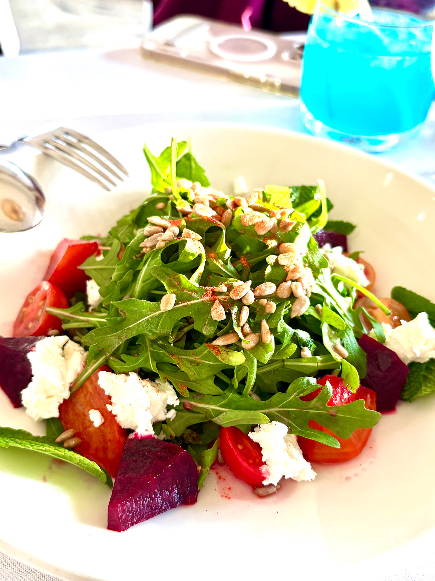 リヒムイでハワイらしいアレンジのローストビーツとベビールッコラ（24ドル）