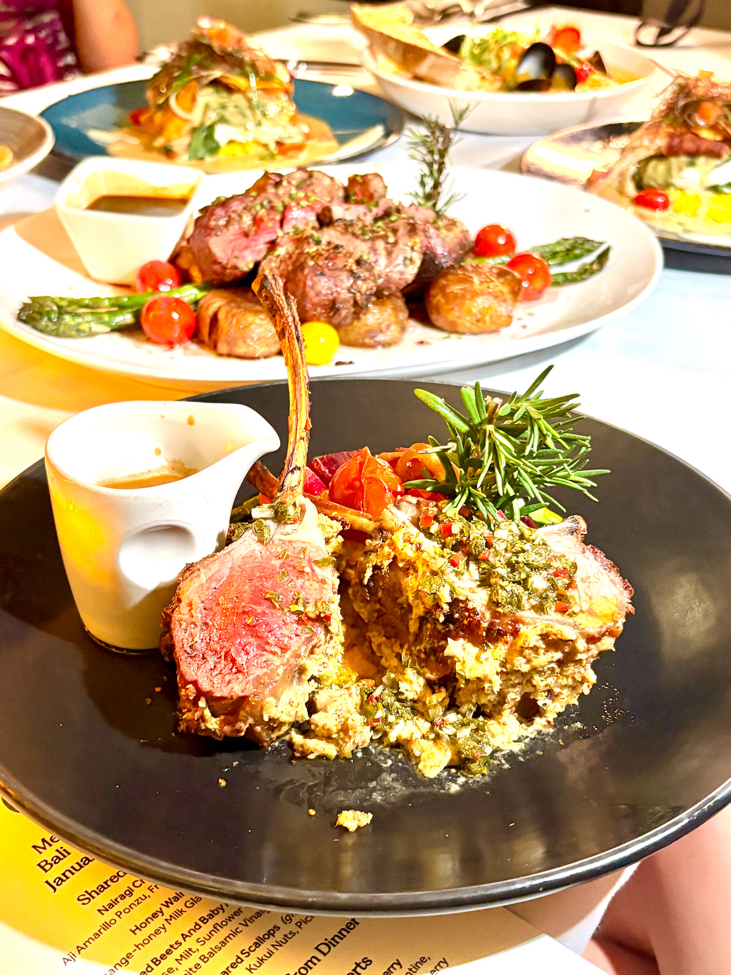 オーストラリア産ラムチョップのローストはグリーンペッパーコーンソースで（76ドル）