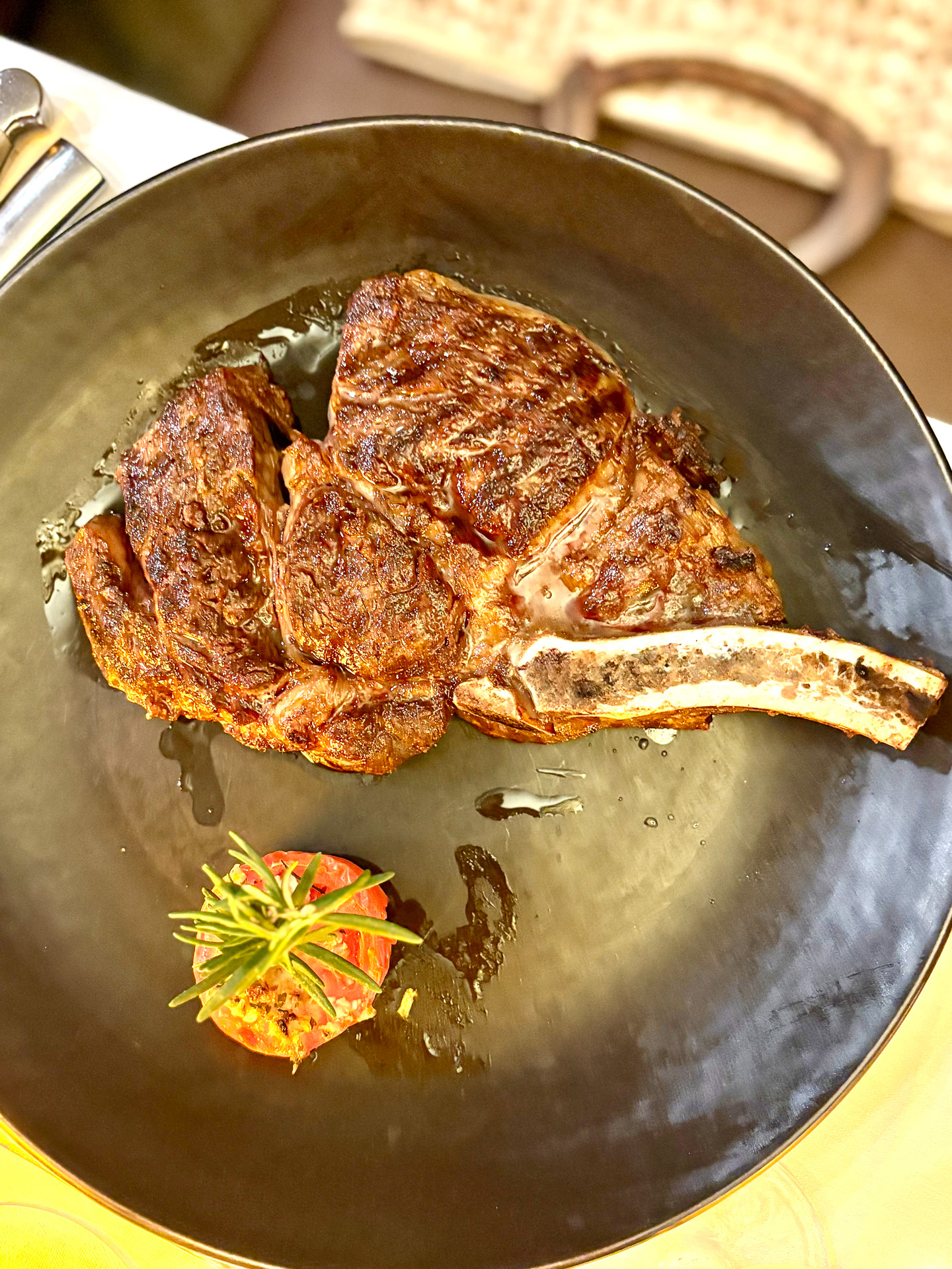 赤みと脂が絶妙なバランスのアンガス牛骨付きリブアイ デルモニコステーキ（79ドル）