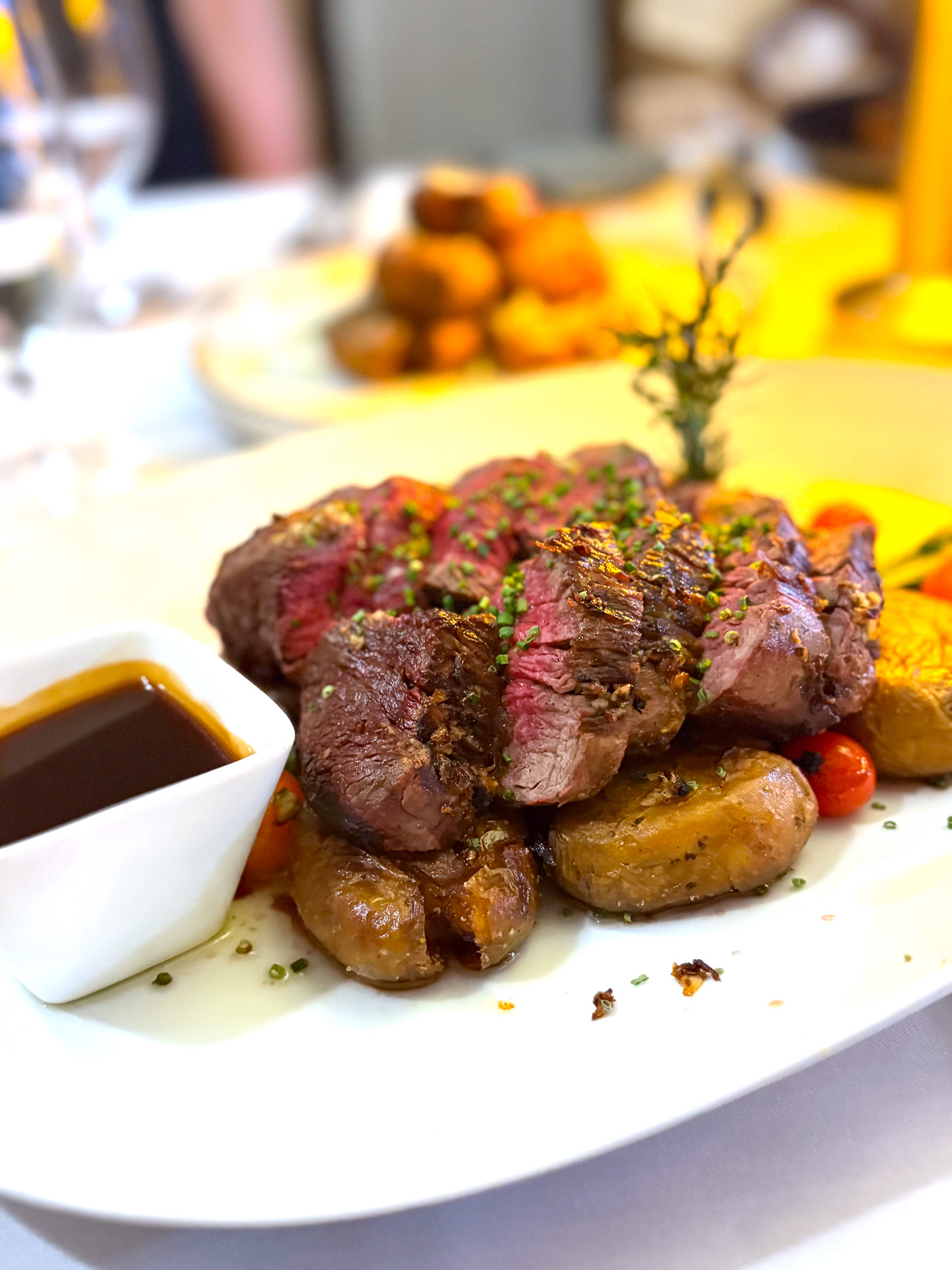 ヒレ肉のなかでも最高級部位、シャトーブリアン（約510g）のロースト（2名用、110ドル）