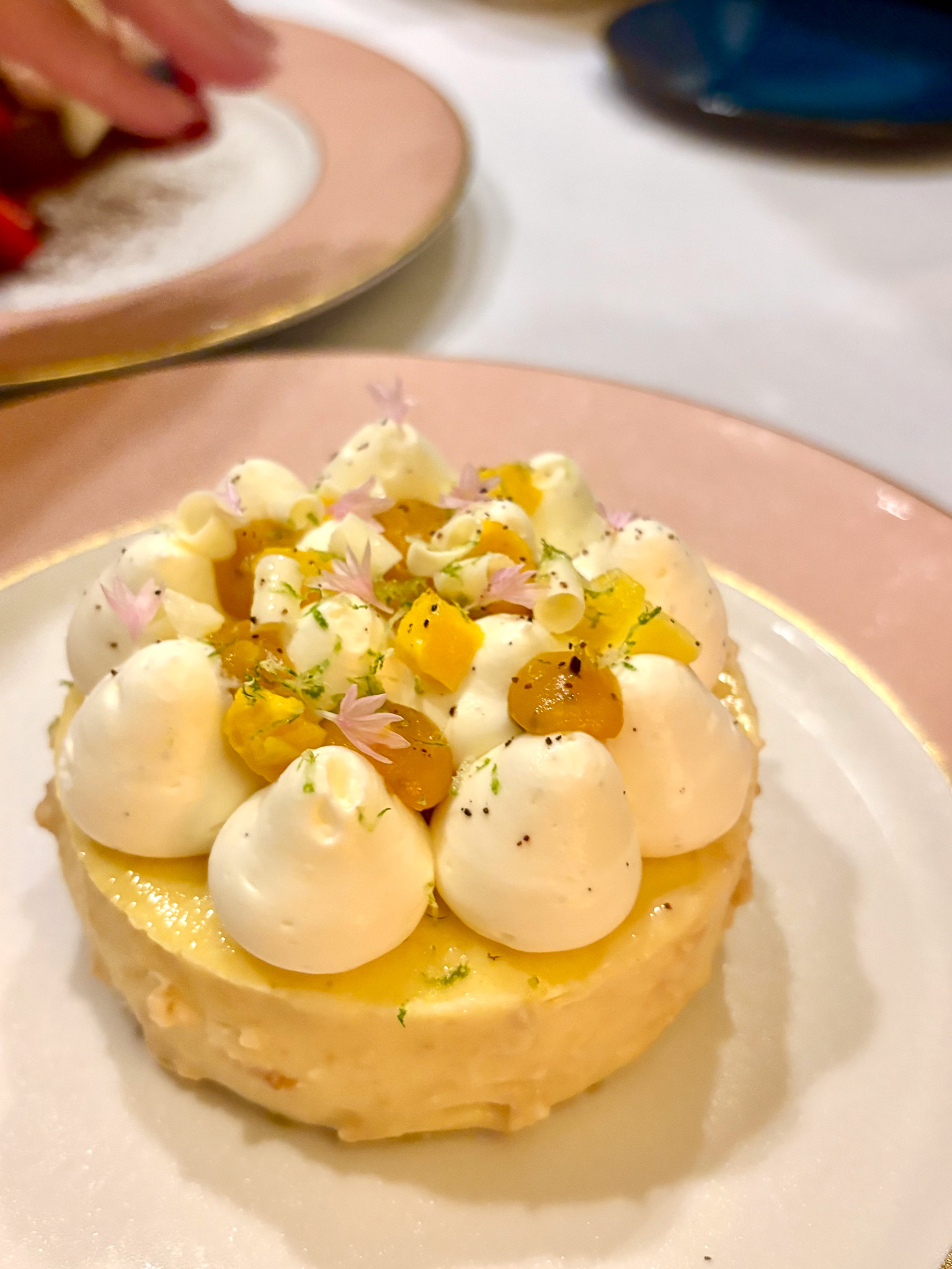 甘酸っぱいリリコイの味わいがアクセントのエキゾチックチーズケーキ