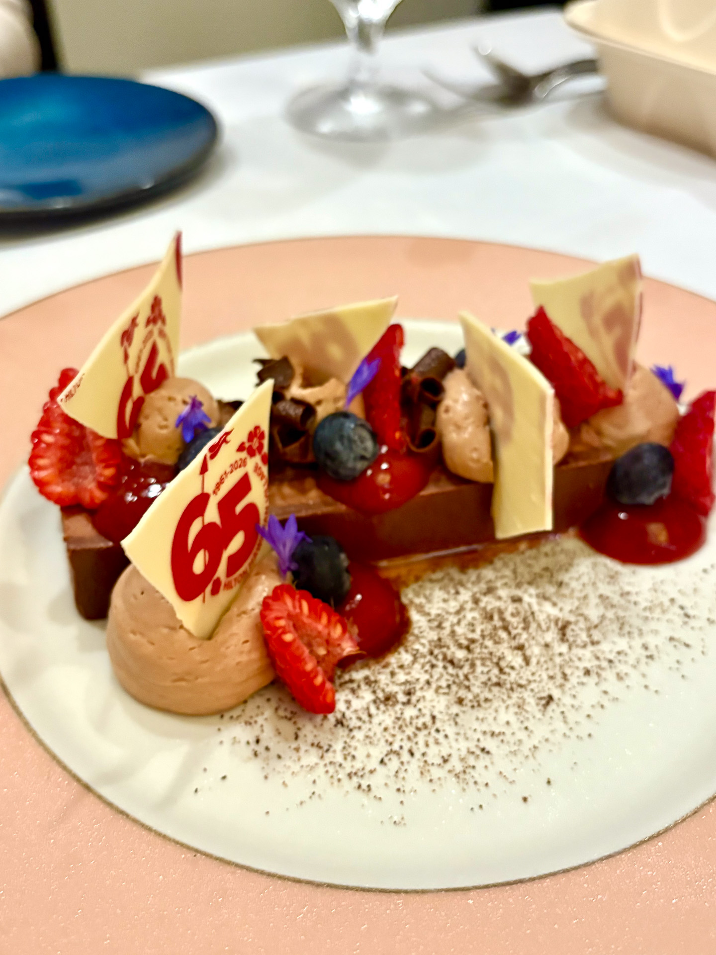 チョコレートとベリーの相性を楽しむクリーミーレイヤーケーキ：ブラックフォレスト