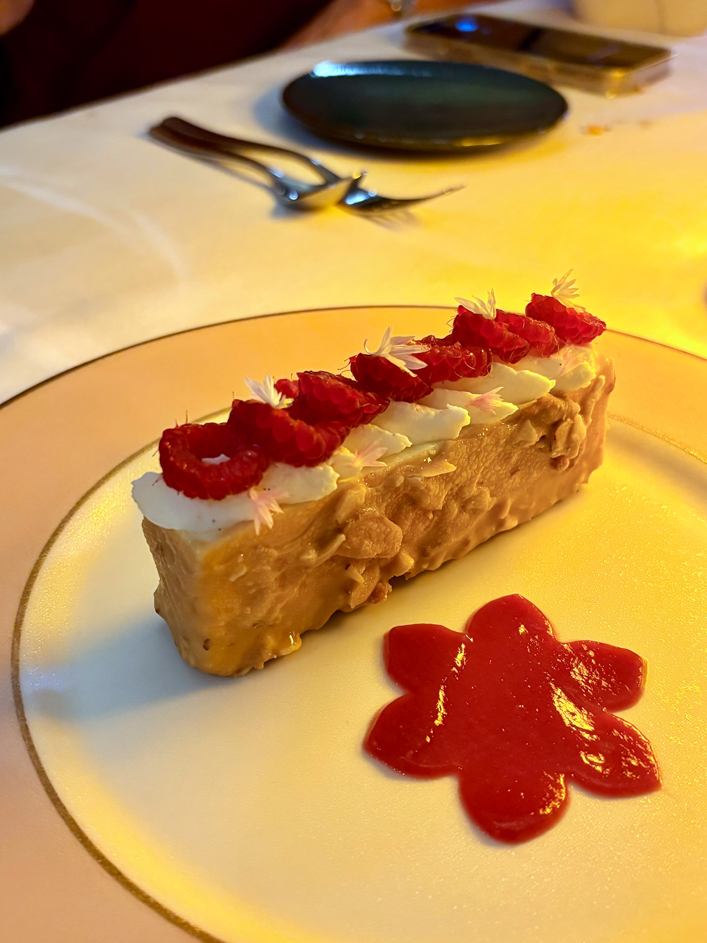 食べるのがもったいない可憐なたたずまいのドゥルセ・フィンガー＆ラズベリー