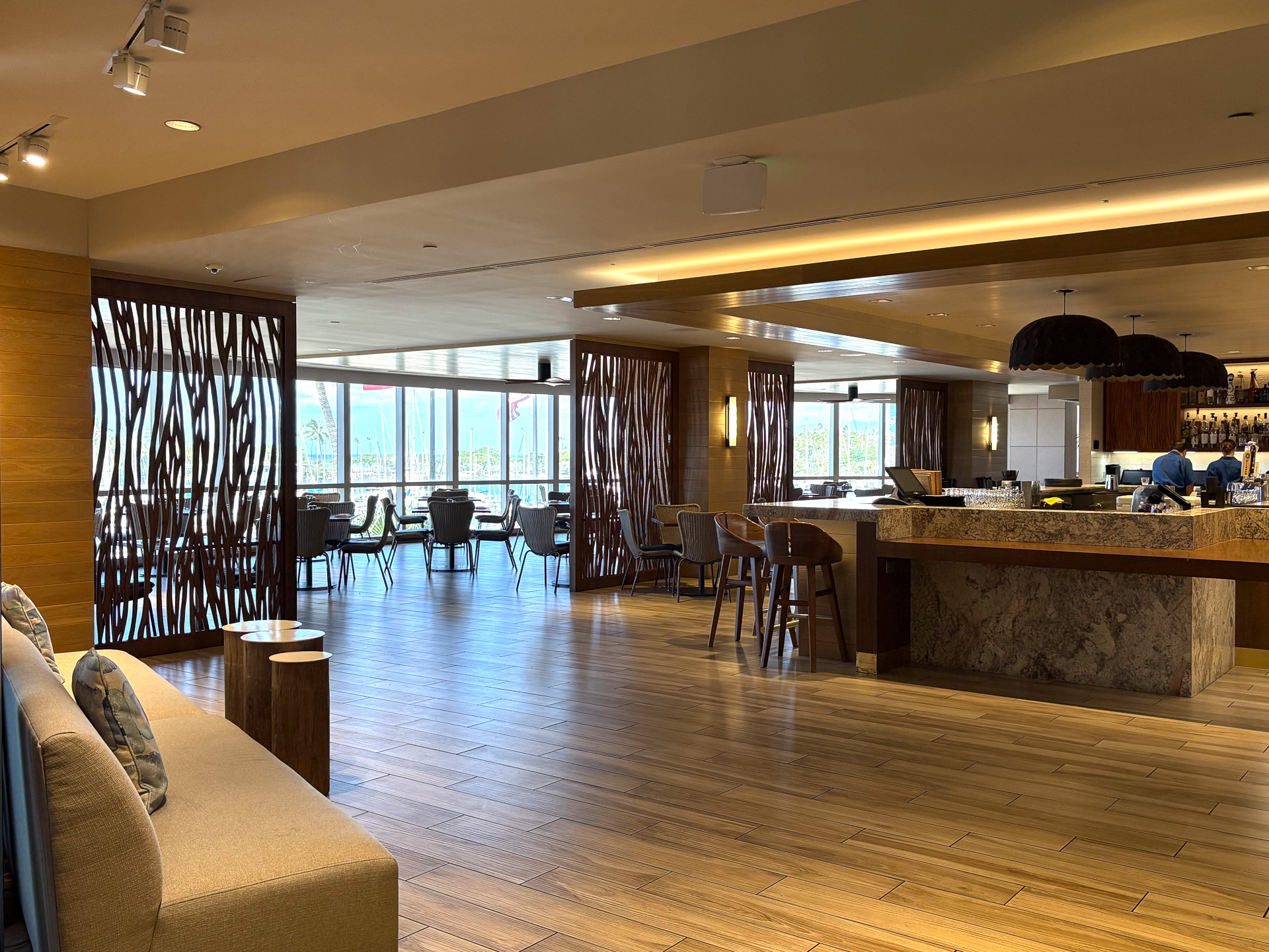 ランチタイムは穴場で、落ち着いた雰囲気が漂う