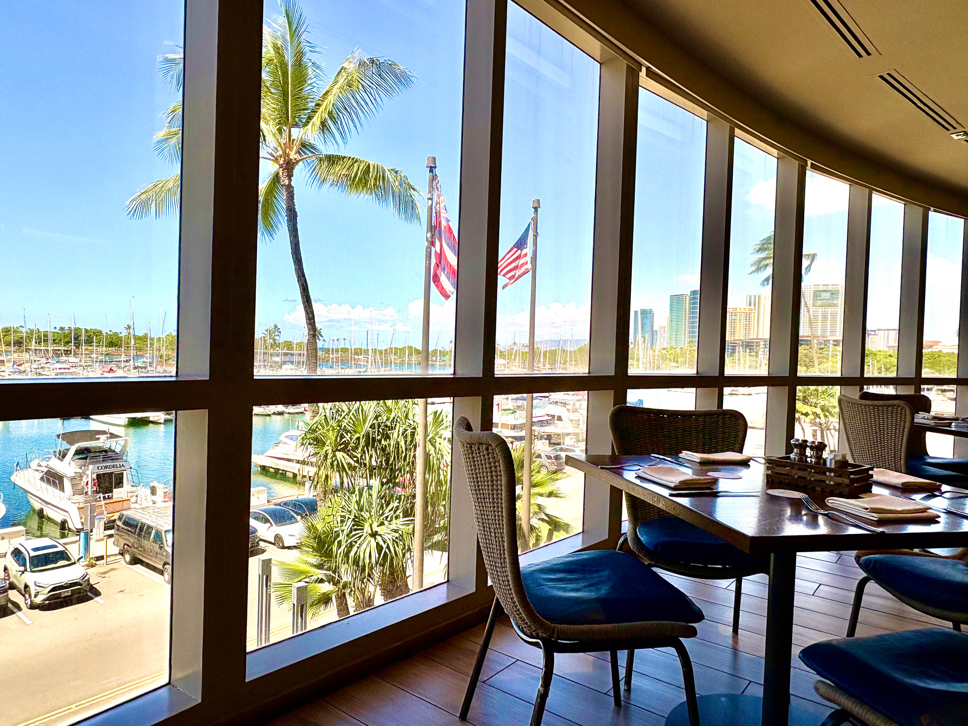 大きな窓の外にヨットハーバーを臨むロケーション