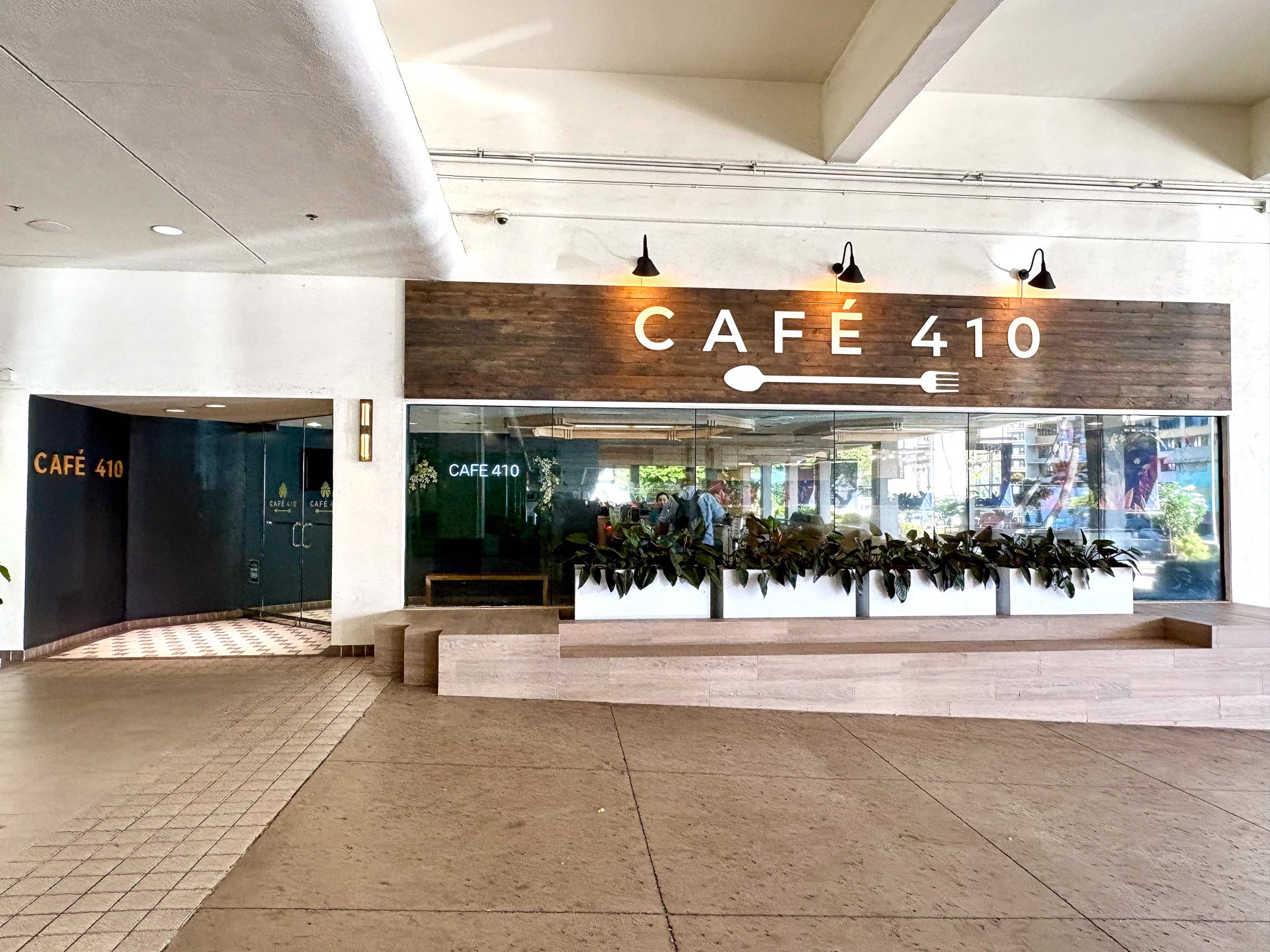 アラモアナホテルのロータリーのすぐ横にある