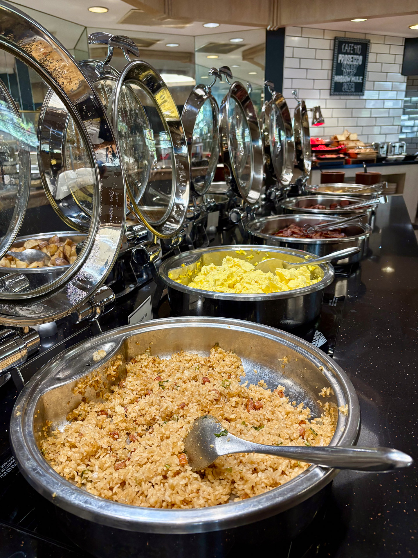 アメリカンな食事から和食までが揃う