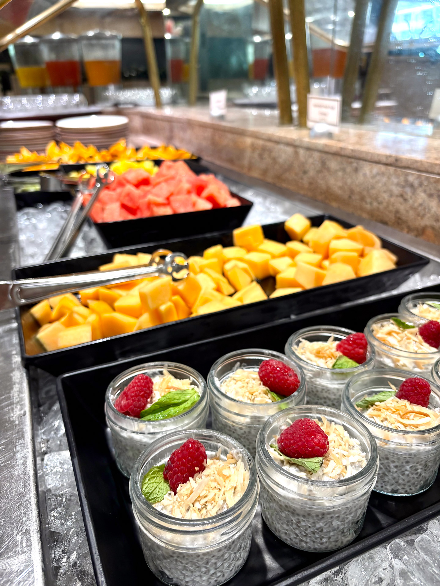 自家製スイーツやフルーツも豊富