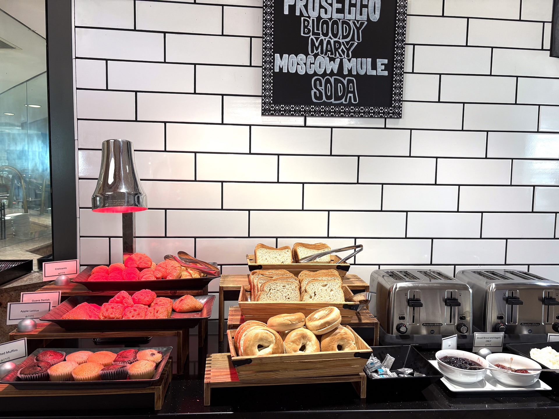 パンやデニッシュ、カップケーキも