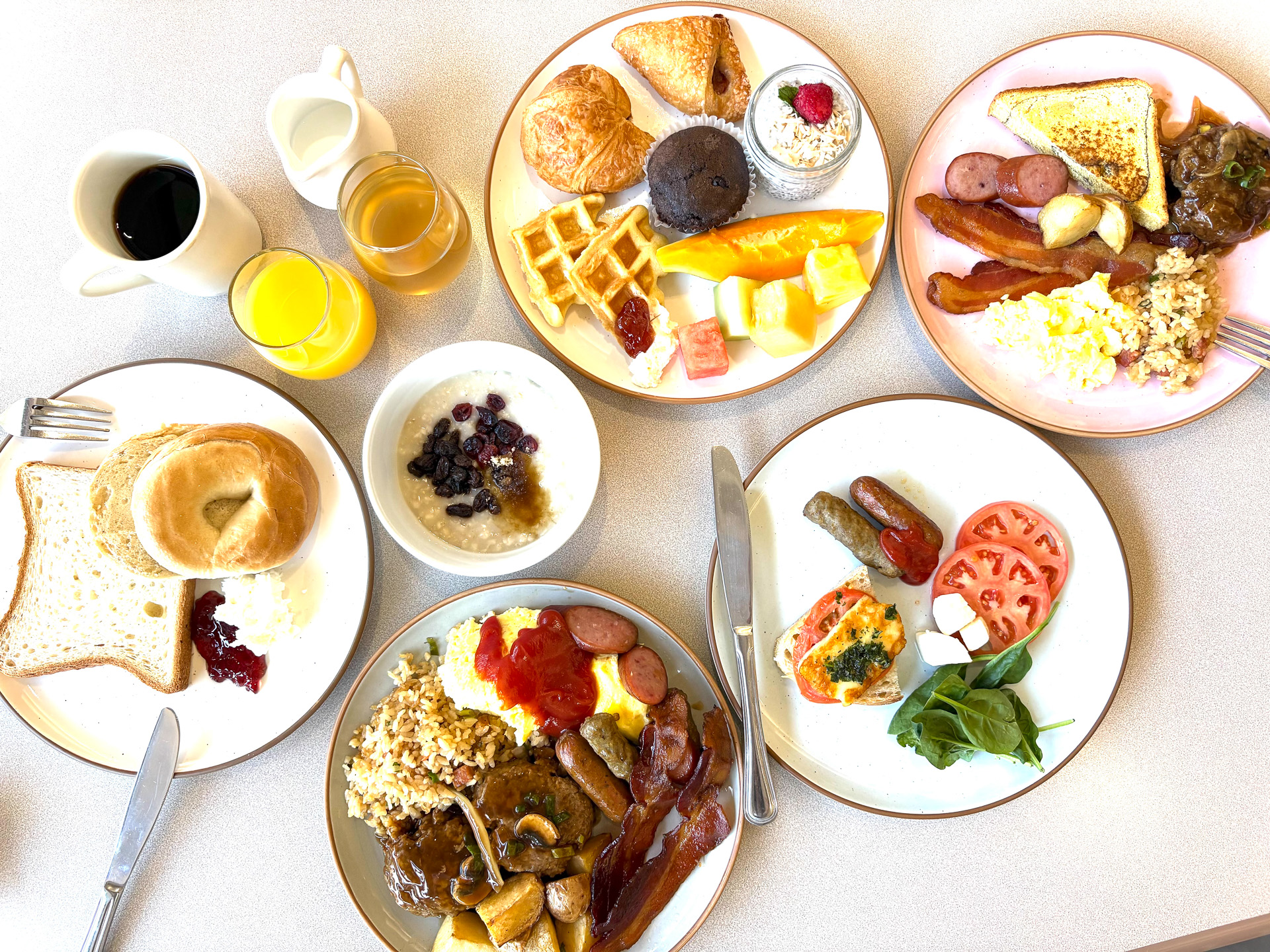 コーヒー付きで27.50ドル。安心して食事ができるのはありがたい