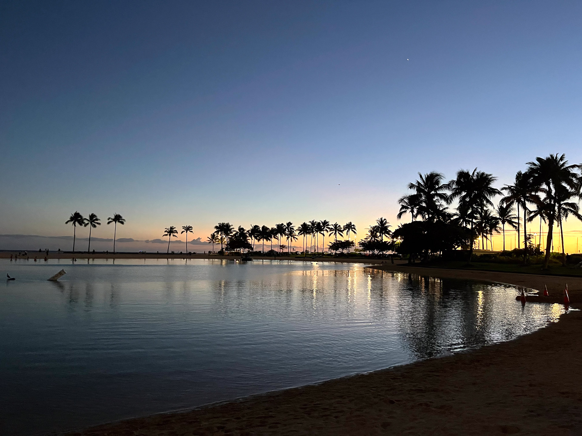 ヒルトン・ハワイアン・ビレッジの目の前にあるラグーンでの夕景