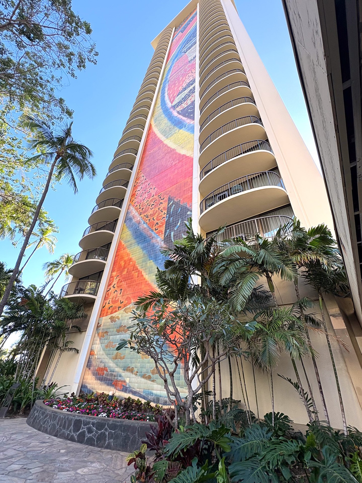 ビーチの目の前にそびえ立つヒルトン・ハワイアン・ビレッジのレインボー・タワー