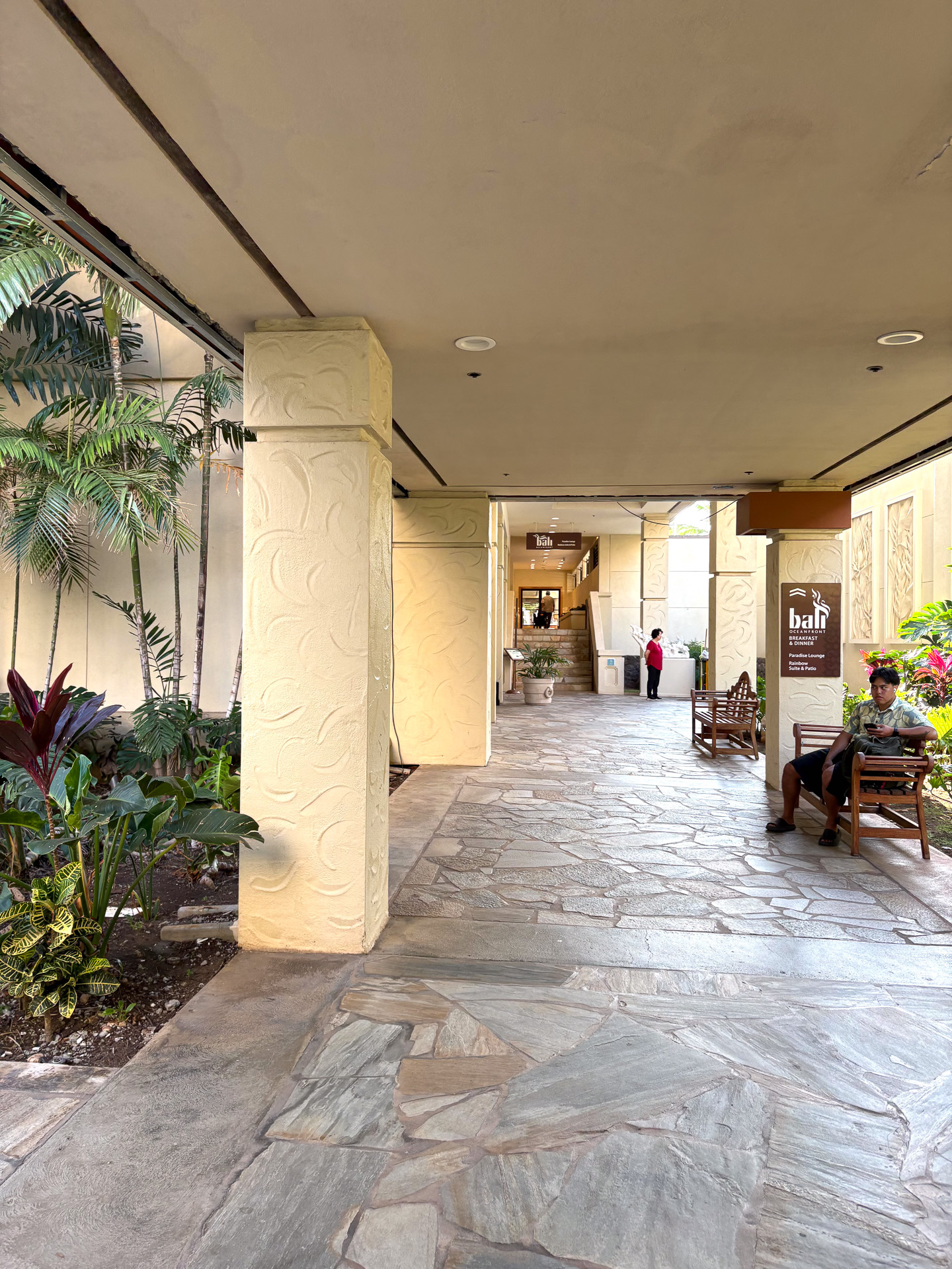 お目当ての「バリ・オーシャンフロント」はひたすら奥へと進んだところにある