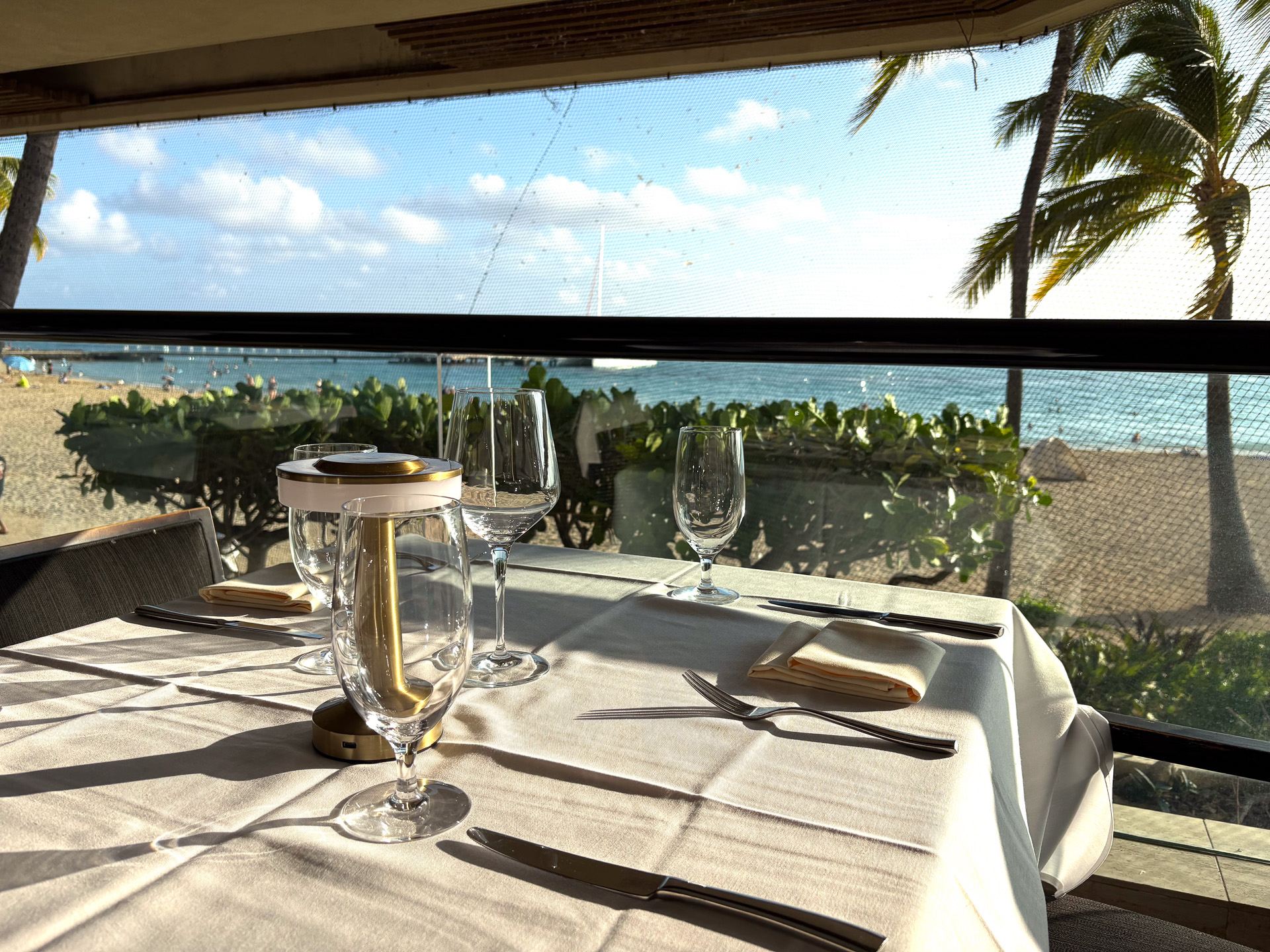 レストランは中2階にあって、ワイキキのリゾートの雰囲気を満喫できる空間