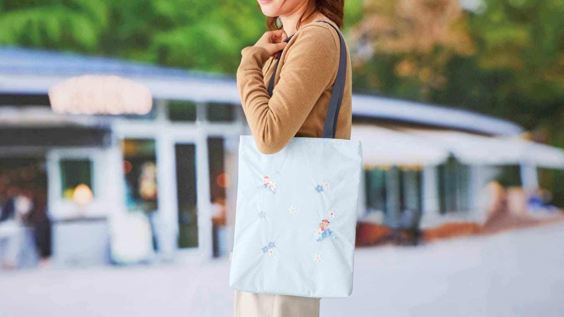 スリムな縦型トートバッグ。A4書類やPCを収納できるスペースがあり、お仕事バッグにもお勧め