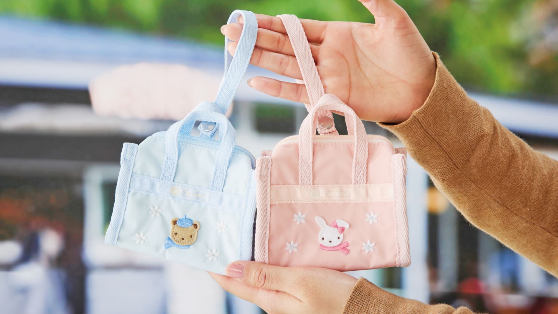 ミニバッグ型チャーム。イヤホンやリップなどの小物を収納できる