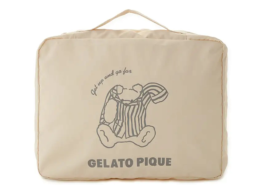 「トラベルポーチ」Mサイズ（クリームとピンク、各4730円）は下着やソックスなどの着替えを、Lサイズ（クリームとピンク、各5280円）はTシャツなど薄手の洋服を1～2泊分くらい収納できる大きさ