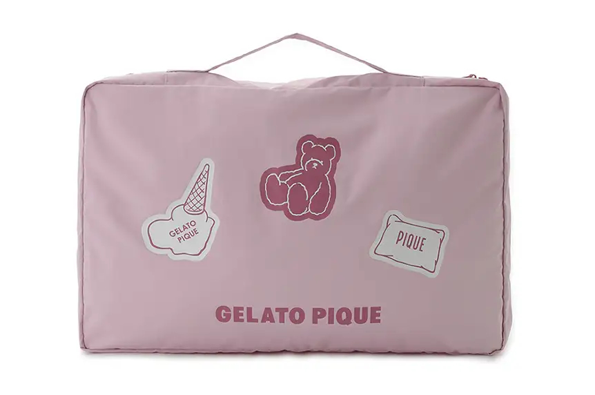 「トラベルポーチ」Mサイズ（クリームとピンク、各4730円）は下着やソックスなどの着替えを、Lサイズ（クリームとピンク、各5280円）はTシャツなど薄手の洋服を1～2泊分くらい収納できる大きさ