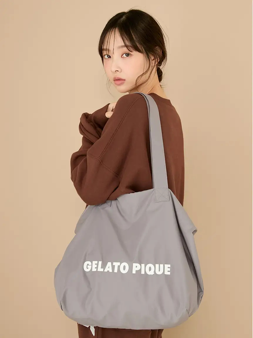 コンパクトにたたんで携帯できる「ボストンバッグ」（ピンクとチャコールグレー、各5390円）。背面は、スーツケースにキャリーオンできる仕様