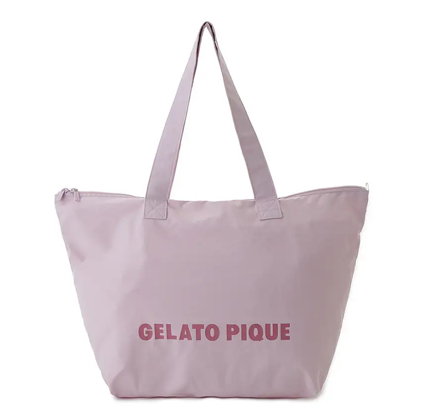 コンパクトにたたんで携帯できる「ボストンバッグ」（ピンクとチャコールグレー、各5390円）。背面は、スーツケースにキャリーオンできる仕様