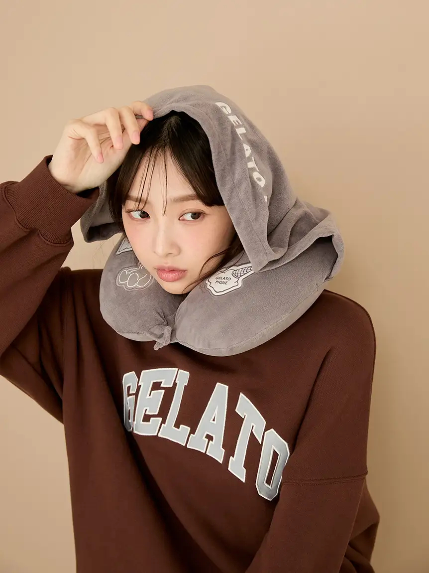 低反発ウレタン入りで首をしっかり支える「トラベル フード付きネックピロー（巾着付き）」（ピンクとグレー、各6930円）