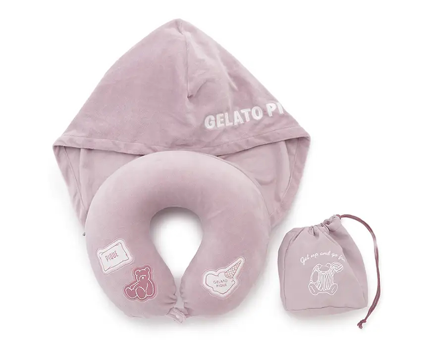 低反発ウレタン入りで首をしっかり支える「トラベル フード付きネックピロー（巾着付き）」（ピンクとグレー、各6930円）