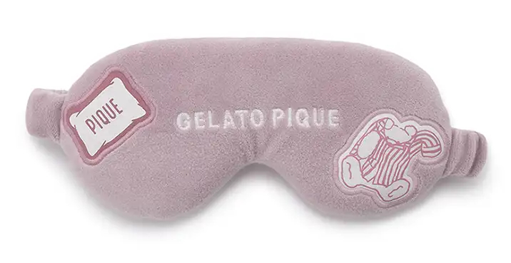 フード付きネックピローとお揃いデザインの「トラベル アイマスク」（ピンクとグレー、各4290円）。まつ毛が当たりにくい立体型