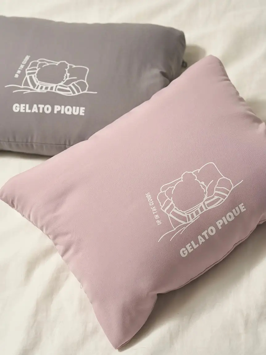 GELATO PIQUEのキルトロゴを大きくデザインした「トラベルブランケット」（ピンクとグレー、各8580円）。中綿入りでふんわり、使わないときはクッションにもなる