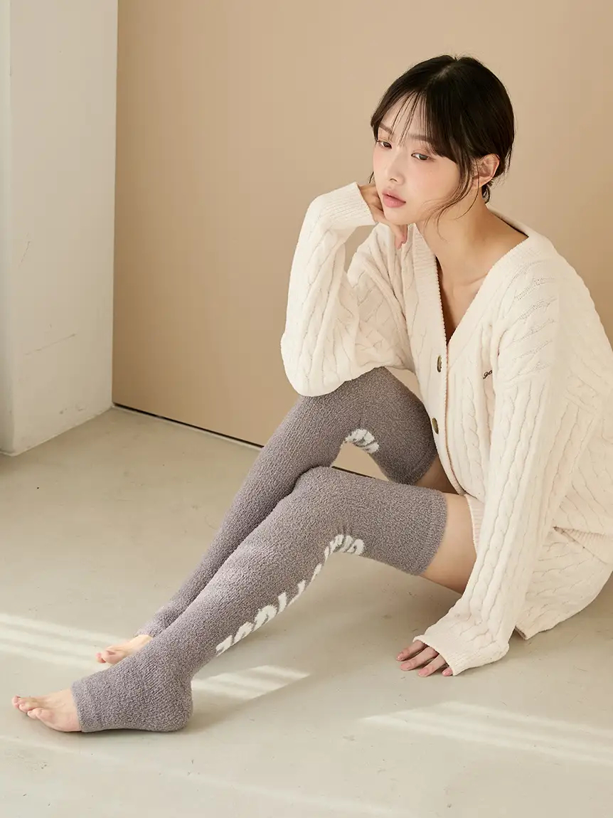 旅行でむくみがちな膝下をすっきりと心地よくカバーする「トラベル ロゴジャガード着圧ソックス」（ピンクとグレー、各4950円）