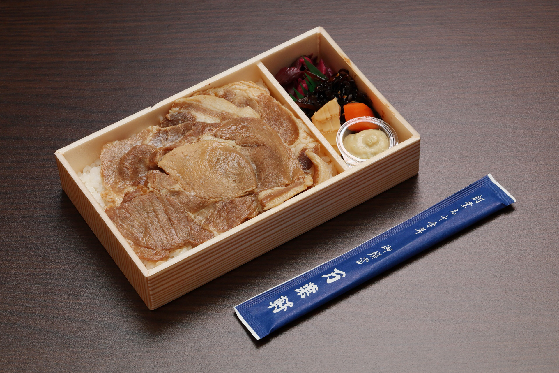 ご飯の上に焼肉……以上！というシンプル駅弁