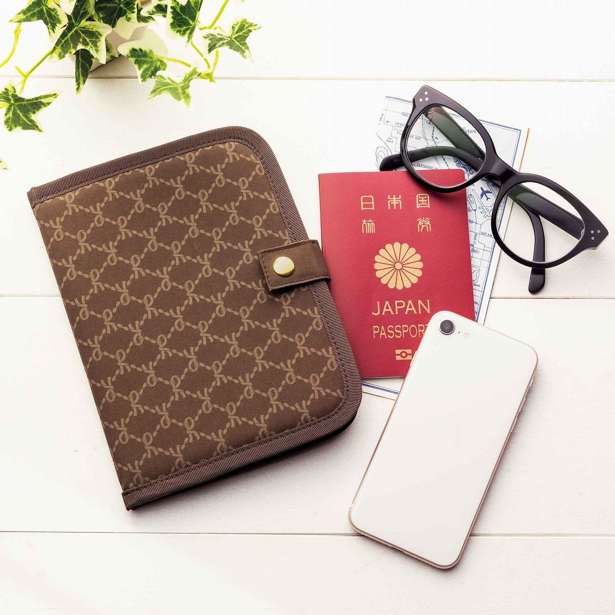 宝島社「素敵なあの人」4月号は、クワドラプリントで高級感のある持ち物整理ケースが付録