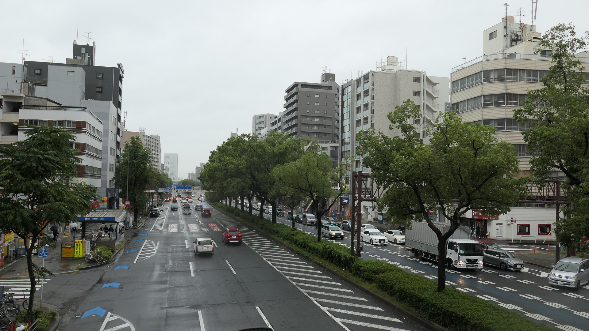 名古屋市内の道路は概して広い。写真は伏見通