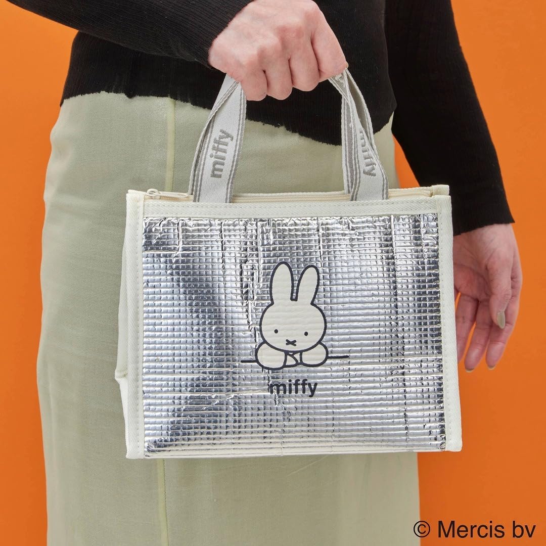 持ち運びやすい絶妙サイズで、見た目以上の収納力。春夏のレジャーやピクニックにも使える