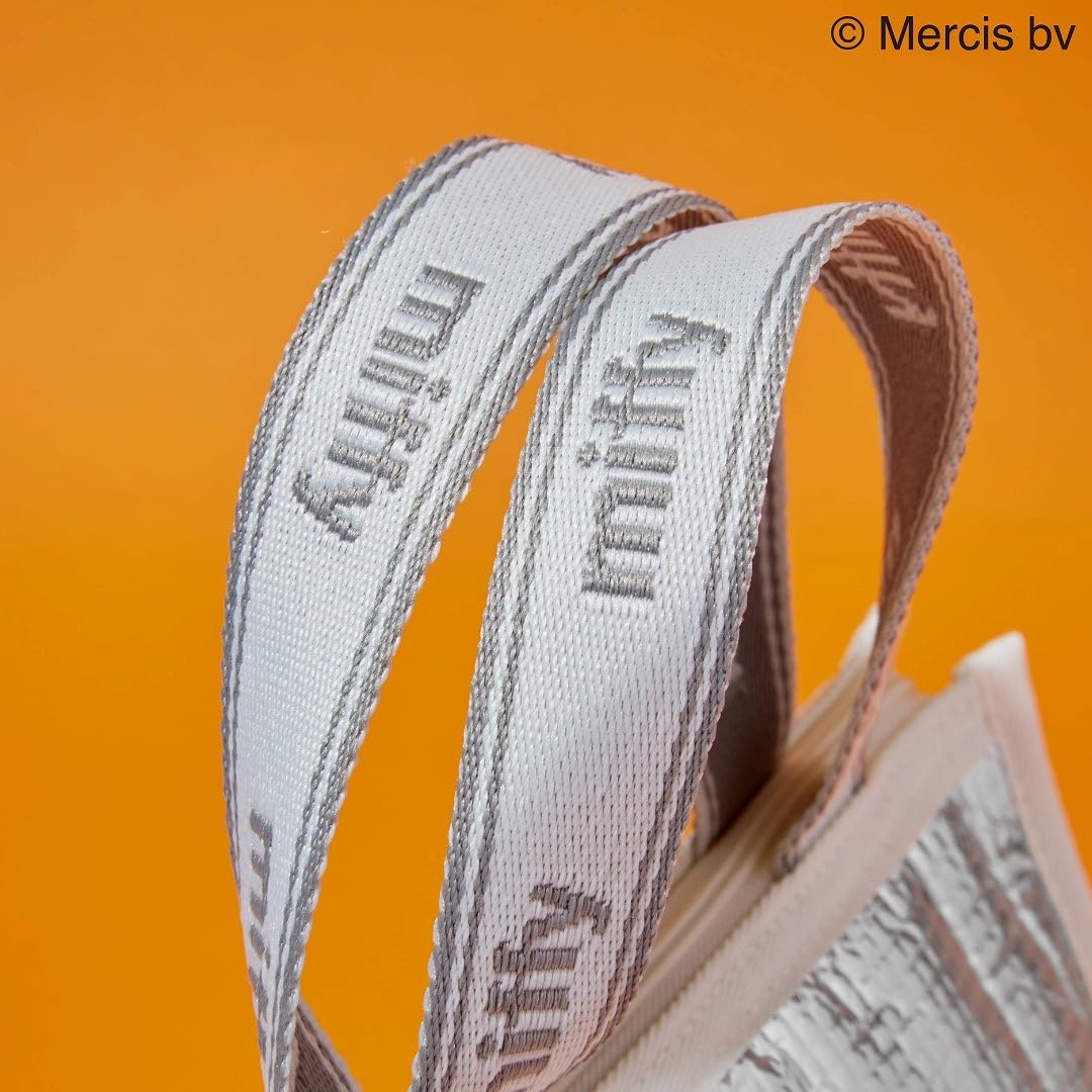 持ち運びやすい絶妙サイズで、見た目以上の収納力。春夏のレジャーやピクニックにも使える