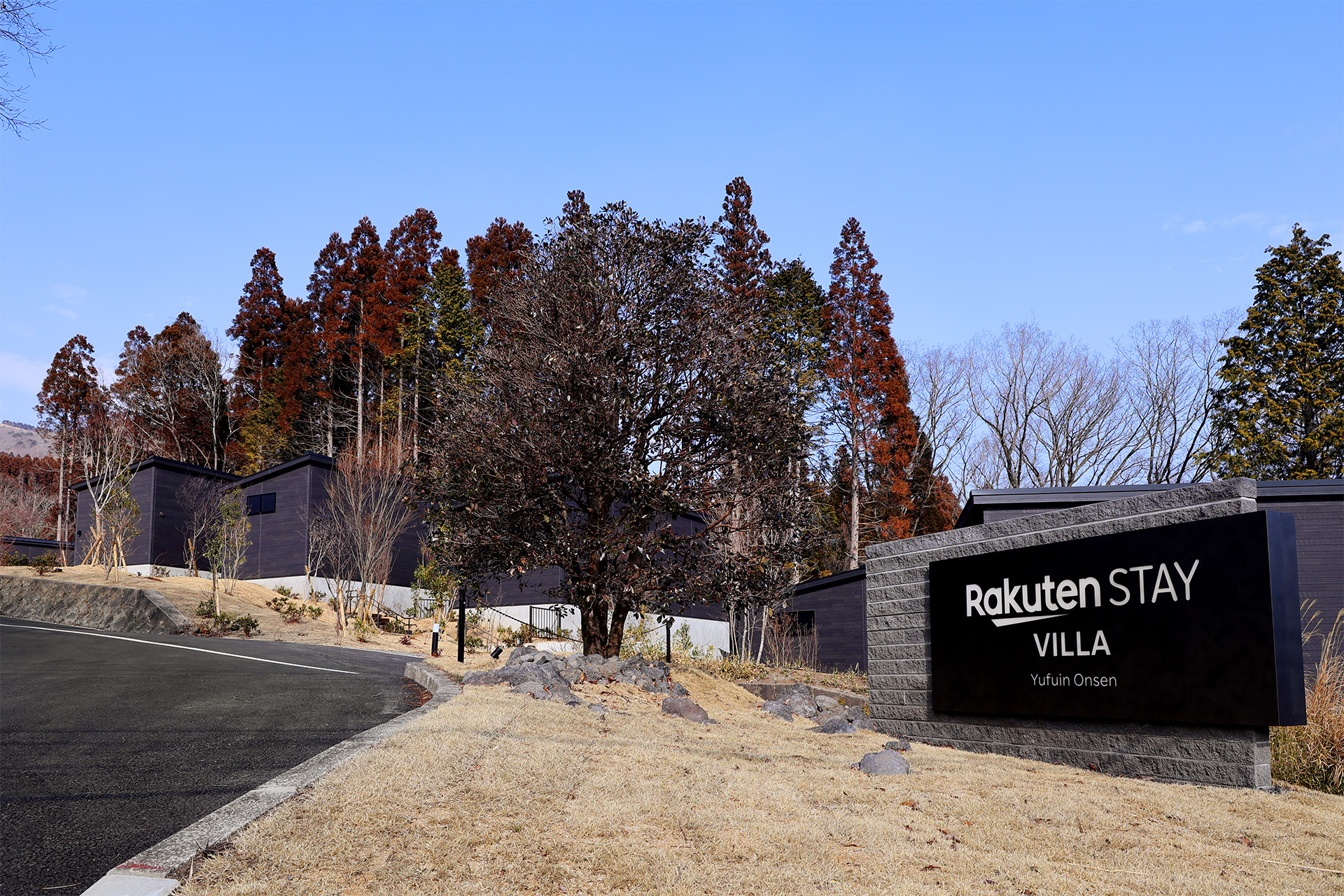 「Rakuten STAY VILLA 由布院温泉」は湯布院ICからクルマで2分。JR由布院駅からタクシーを利用しても6分の好立地