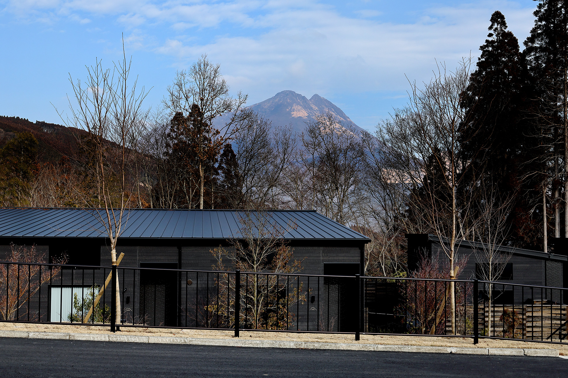 敷地内から見える由布岳