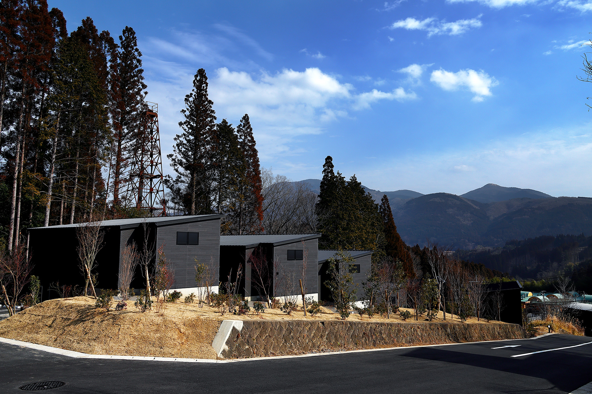 敷地内から望む山並みも美しい。手前に並んでいるのは平家建てのCタイプ