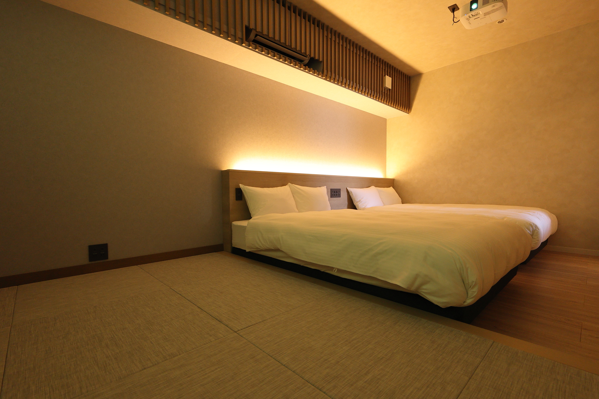 【Aタイプ】ドッグフレンドリールームではワンちゃんはこの小上がりで過ごしてもOK（ベッドの上のみ不可）