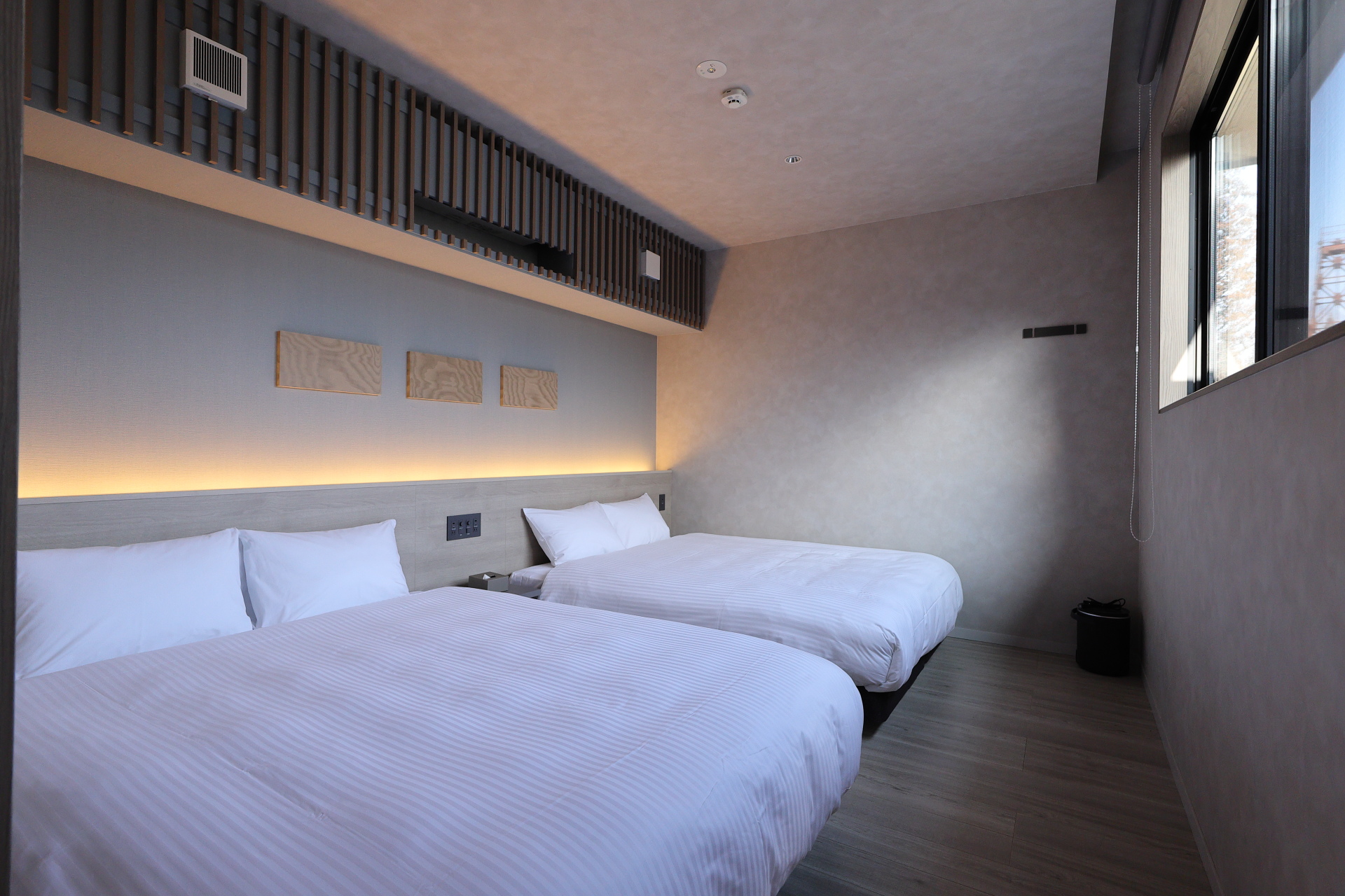 【Aタイプ】クイーンサイズのベッドが2台並ぶ2階の寝室