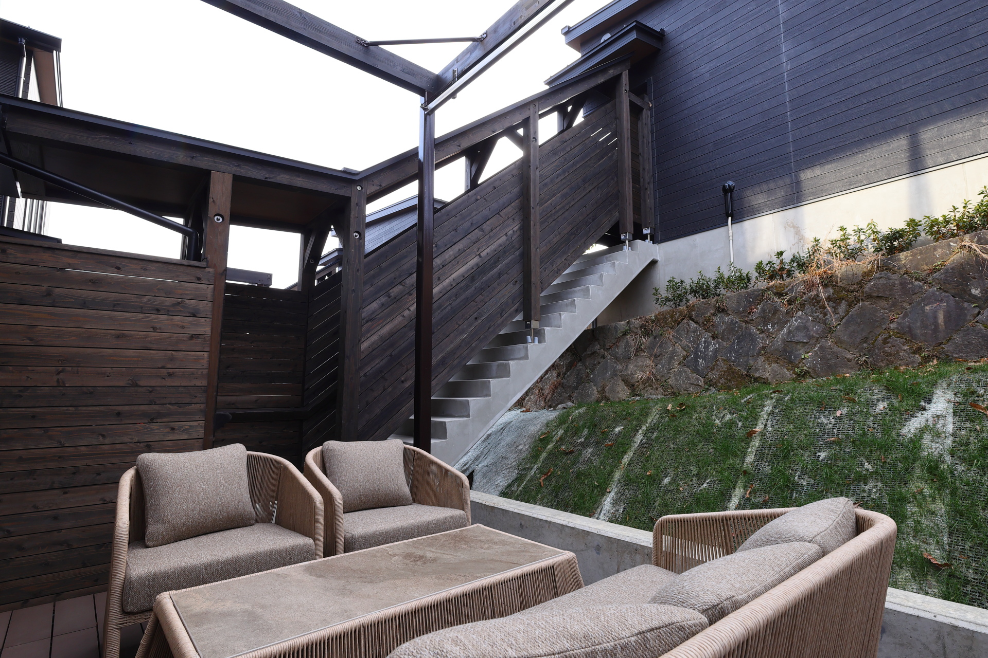 【Bタイプ】テラス。階段を登ると露天岩風呂とサウナのある離れ棟がある