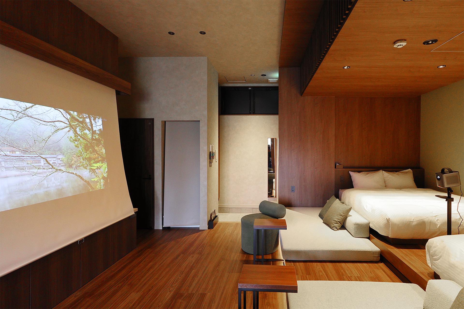 【Cタイプ】テレビ前にスクリーンを下ろせばベッドの間に設置したプロジェクターの映像を楽しめる