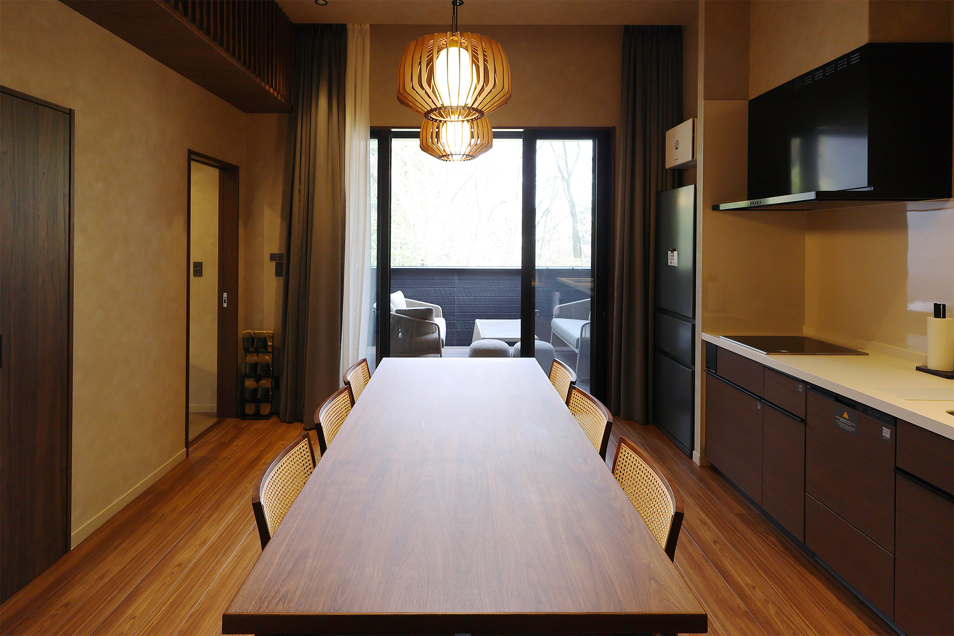 【Cタイプ】ダイニング。イスやライトなど調度品も部屋のタイプごとに異なる