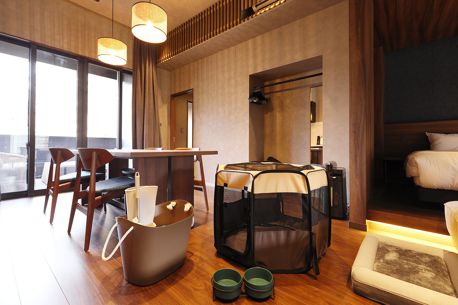 【Dタイプ】ケージ、フードボウル、ベッドを備えたドッグフレンドリールーム