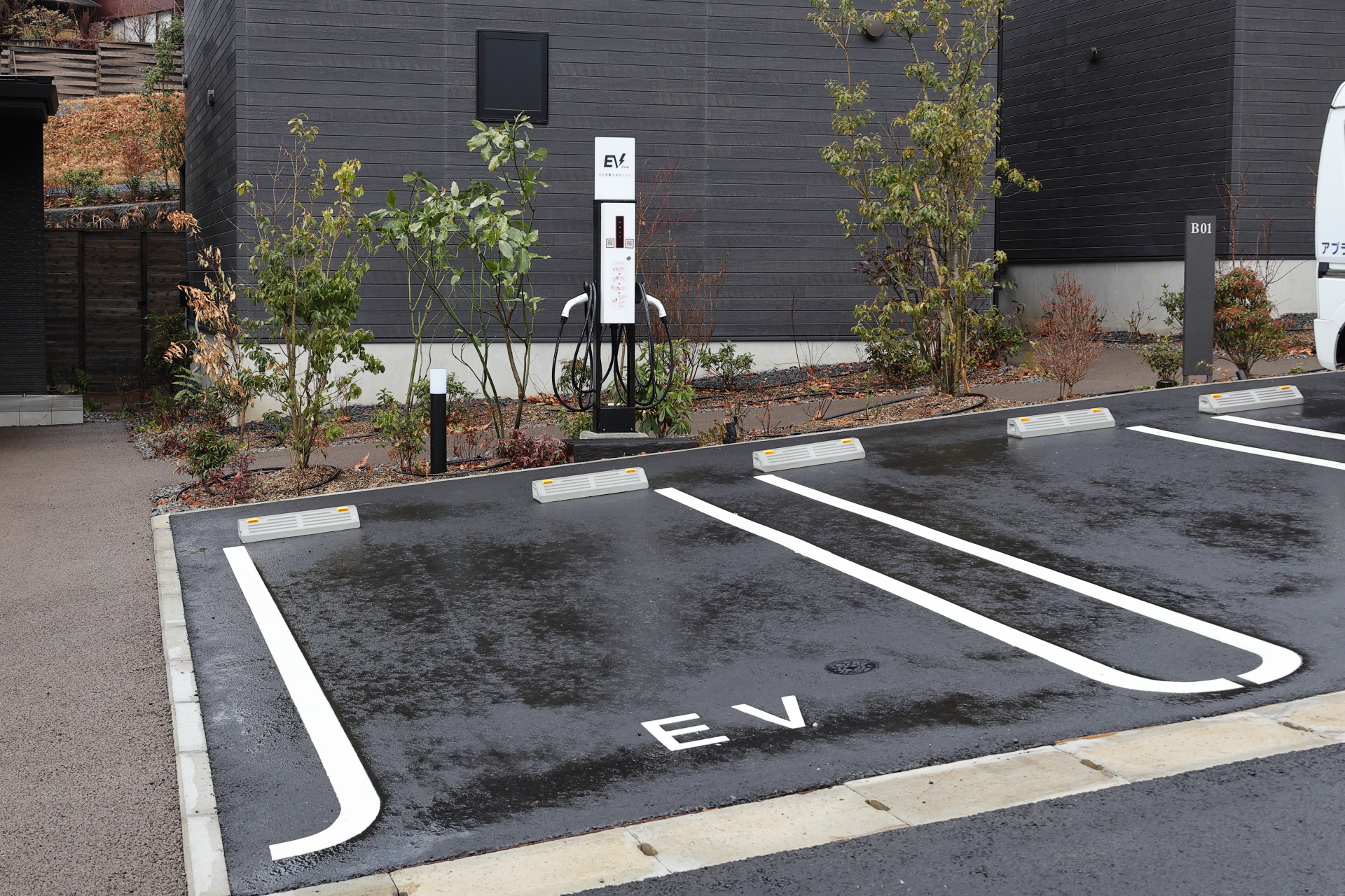 EV用の充電施設は3基