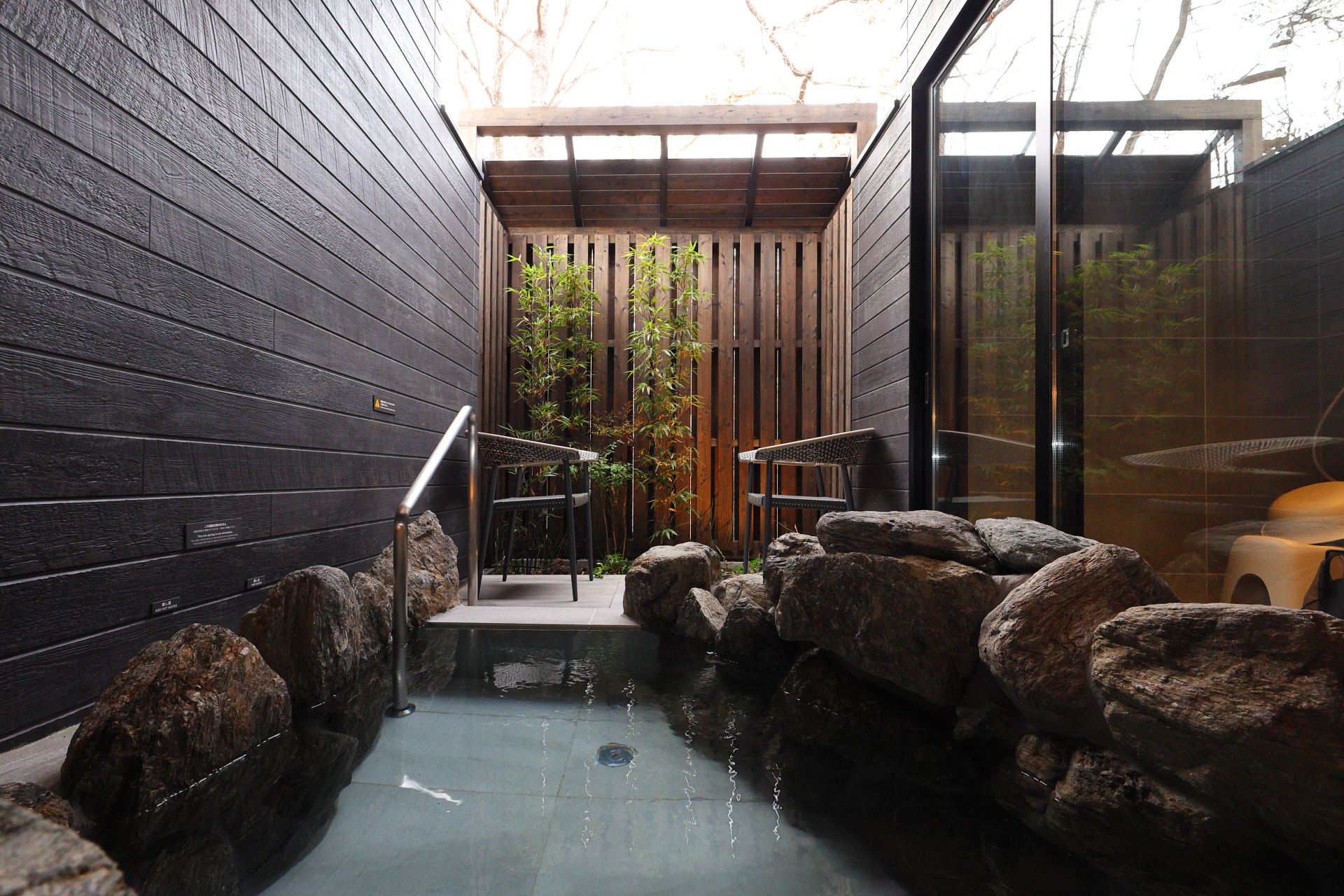 「Rakuten STAY VILLA 由布院温泉」は全室に自家源泉の天然温泉が備わる