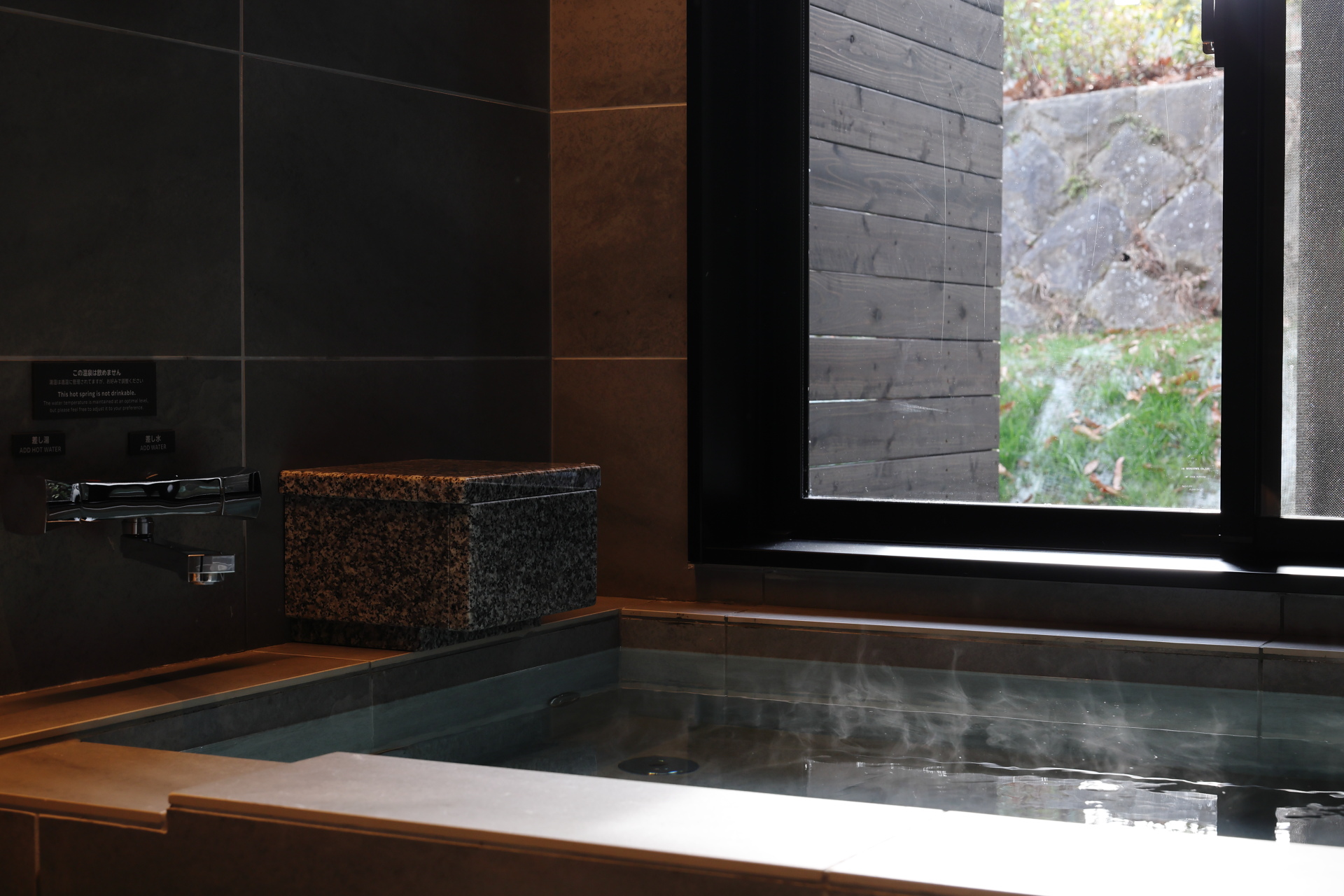 A/Bタイプは露天岩風呂と内風呂の2か所、C/Dタイプは内風呂のみ