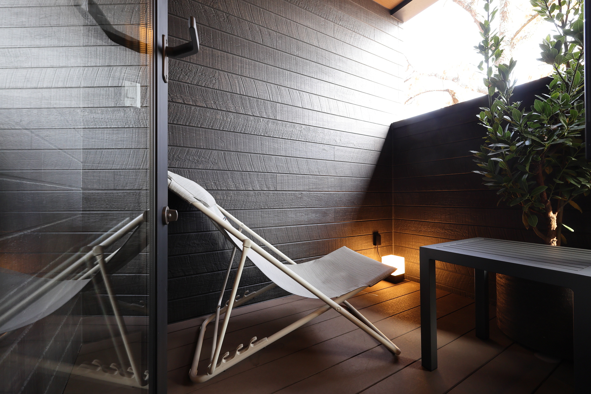 露天岩風呂を備えたA/Bタイプには外気浴スペースもある