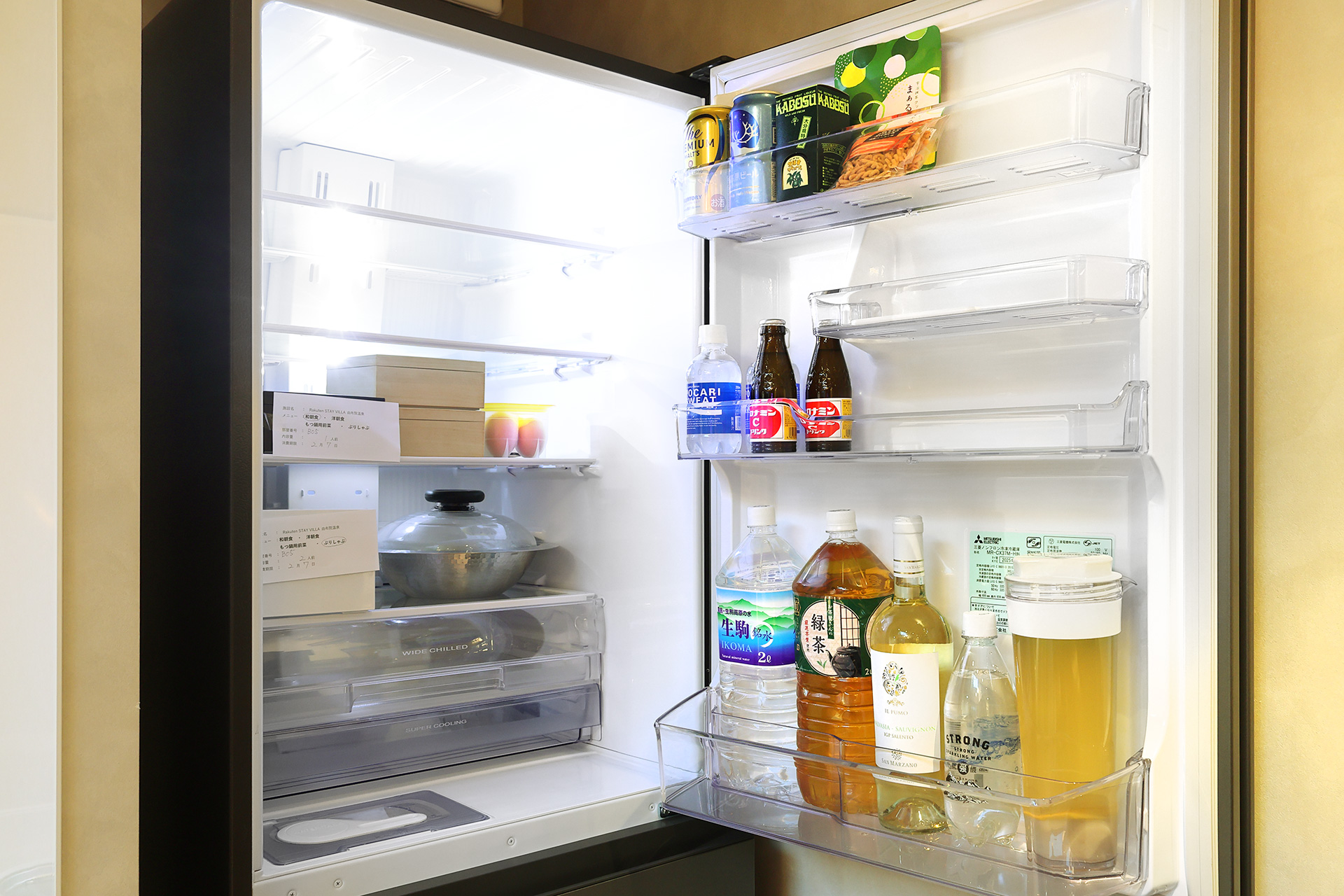 冷蔵庫にセットされた食材や飲み物、お菓子など。右下のボトルはしゃぶしゃぶ用のダシ