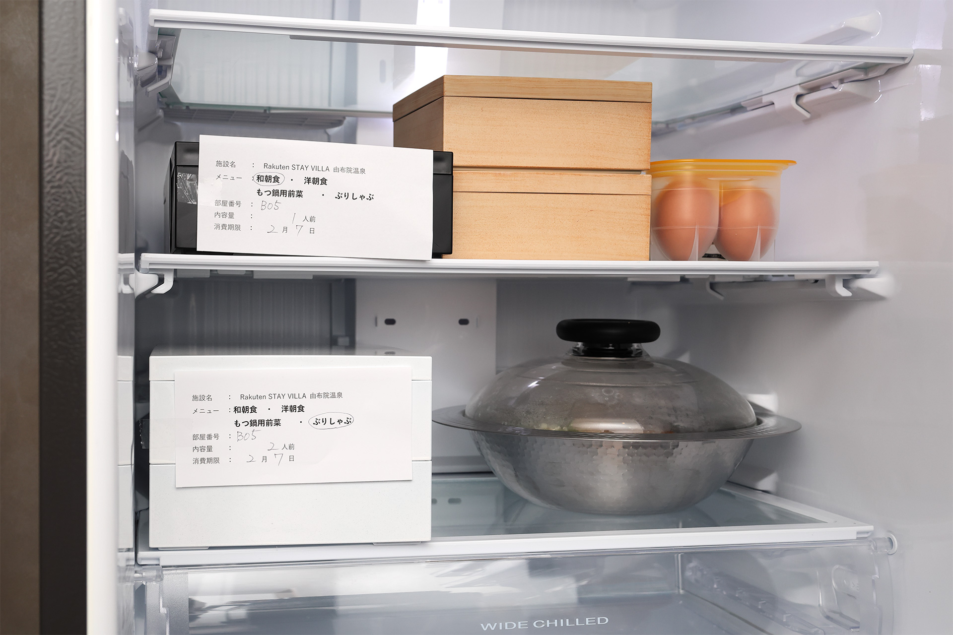 食材の箱に食材の内容が記されているので間違えることはない。茶色い箱はおばんざい。生卵も用意されていた